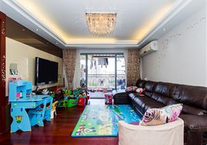 3好线大芬地铁口，精装大三房，配套完善，商业齐全，交通便利