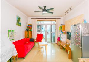 资源丰富，小区内自带三所幼儿园有两个游泳池