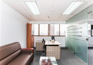 楼下就是2号8号线黄贝岭地铁站，楼下还有30多条公交线