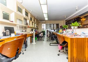 天健名苑，莲花西地铁口，方正大三房，楼下就是超市