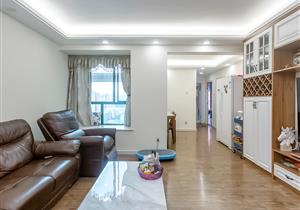 源兴居洪湖地铁站旁，交通便利