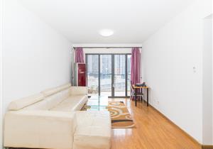 地铁口精装修三房，业主出售，满五年