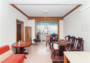 区政府旁边，地铁口物业，大3房，200出头