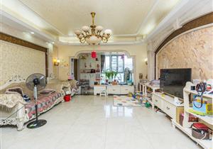 西乡地铁附近次新大五房，大阳台，业主诚心出售，价格可以谈