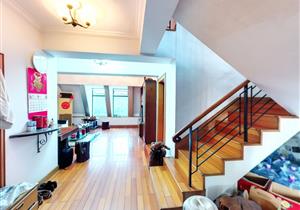 房产证在手上，该房源没按揭贷款或抵押。