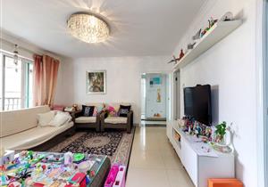 业主诚心卖，高层三房，产权满五年，楼下就是公园和商场