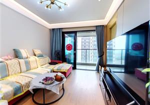 万科精装修，电梯三房两厅，采光通风好，满五年税少，五号线地铁