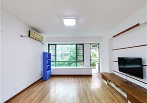 资源丰富，小区内自带三所幼儿园，有两个游泳池