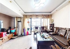 3号线大芬地铁口，精装四房两卫，车位充足，配套完善，交通便利