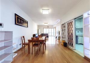 资源丰富，小区内自带三所幼儿园有两个游泳池