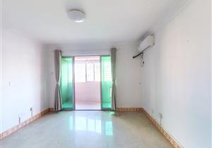 电梯两房，地铁口物业，满五年，诚心卖