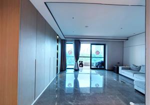 天安高尔夫珑园，业主换房出售，红本满五，大平层，客厅出阳台