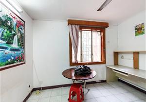 本人有套2房，中间楼层，价格380万j