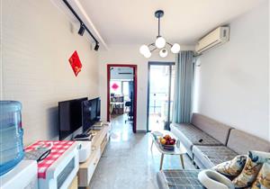 西乡大道与兴业路交叉路口西侧，项目享受前海规划利好。小区共5