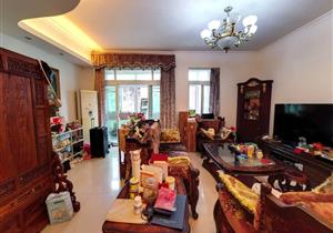 精装入住，业主诚意卖，价格好谈，看房方便，小区配套成熟