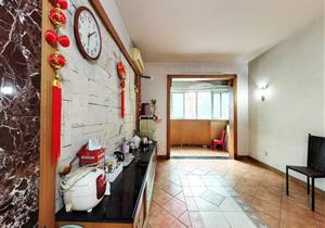 小区坐落在布心山旁，旁边还有东晓公园和围领山公园