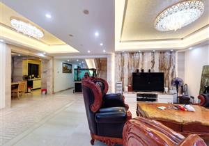 区政府旁，叠加别墅，精装修，带私家花园