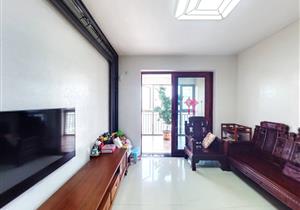 ，紧邻前海，旁近区政府，对面体育馆，是福中福开发的高档小区,