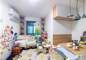 德兴大厦两房装修漂亮，仅此一套特殊户型，看房方便