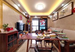 区政府后方，安静小区，南向精装三房，小区车位充足