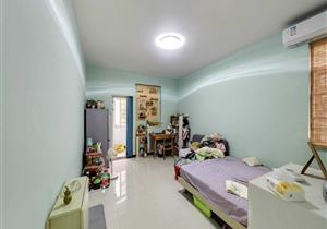 业主诚心出售，黄金楼层，安静装修好，70年产权