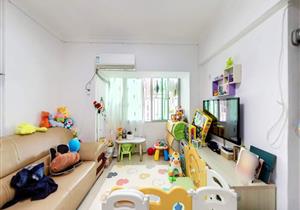 宝中书包房，地铁口物业，电梯高层，业主诚心出售，看房方便