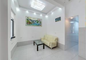 丽湖花园一楼复式带花园全新装修。