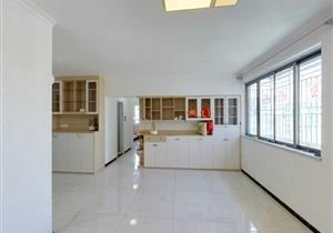 香景大厦，户型方正大两房，近地铁和公园