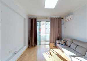 向南西海花园，厅出阳台精装两房，满五年产权清晰，诚售