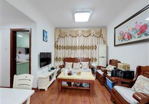 莲塘盒马正对面，安静舒适，东南向，自住精装