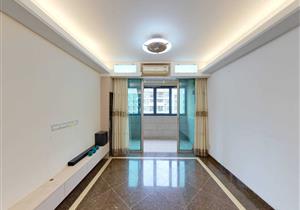 小区环境优美，近地铁交通方便，大房子适合一家人居住。