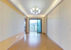 次新房全新装修大三房业主诚售