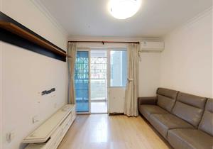 地铁口三房，位置安静，客厅带阳台