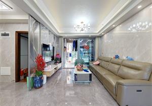 小区大门距离1号线地铁口新安站仅200米交通便利，出行方便