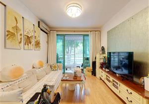 精装大三房拎包入住，小区安静舒适，停车位充足，居家气氛浓厚