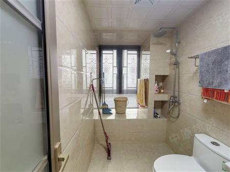 麟恒中心广场-卫生间