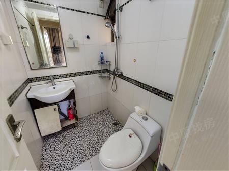 英郡年华花园（一期）-卫生间