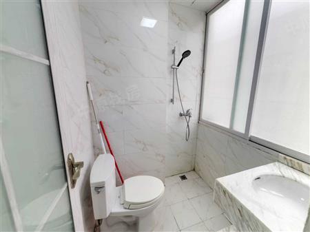 恒丰工业城-卫生间