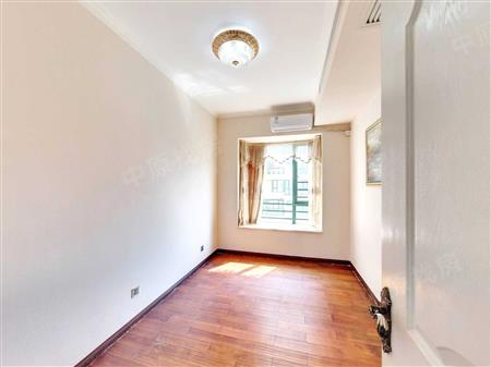 天鹅堡三期-次卧