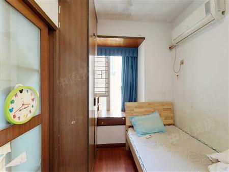 彩世界家园-次卧