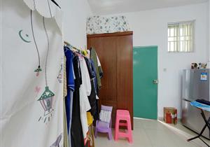 金桐公寓中间楼层看房方便区政府后面