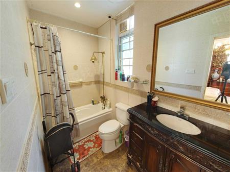 倚山花园（一期）-卫生间