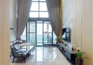 御龙居三层复式，精装自住，带顶楼私家花园，固定车位，价格可谈